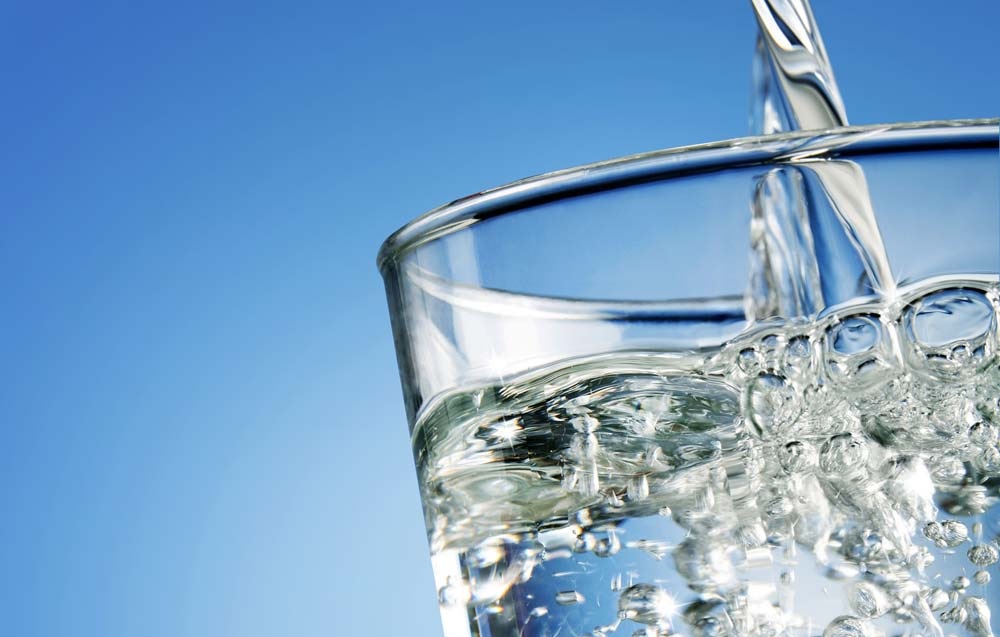 Beneficios de tomar agua con gas.