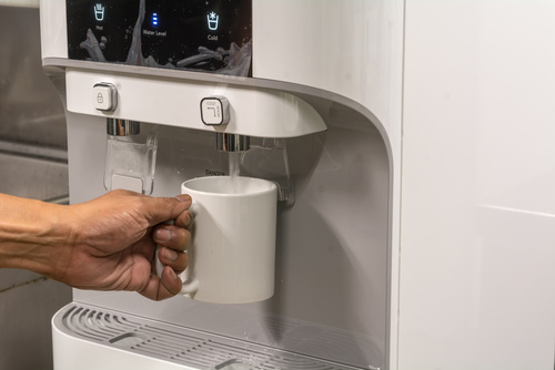 ¿Cómo instalar un dispensador de agua sin botellón en las oficinas?