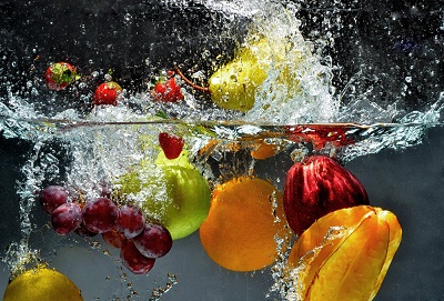La importancia de usar agua pura para cocinar y limpiar los alimentos.